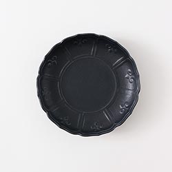 輪花彫黒釉マット皿17cm