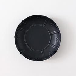 輪花彫黒釉マット皿15cm