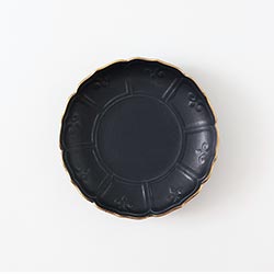 輪花彫黒釉マット皿縁ゴールド17cm
