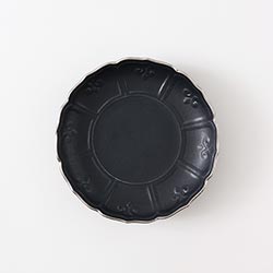 輪花彫黒釉マット皿縁シルバー17cm