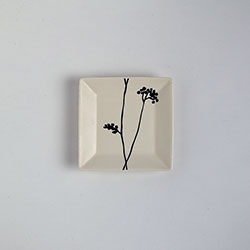 小皿スクエア白地黒の花　9×9　T.C
