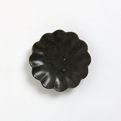 黒釉　花型黒丸豆皿　8cm