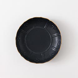 輪花彫黒釉マット皿縁ゴールド14.5cm